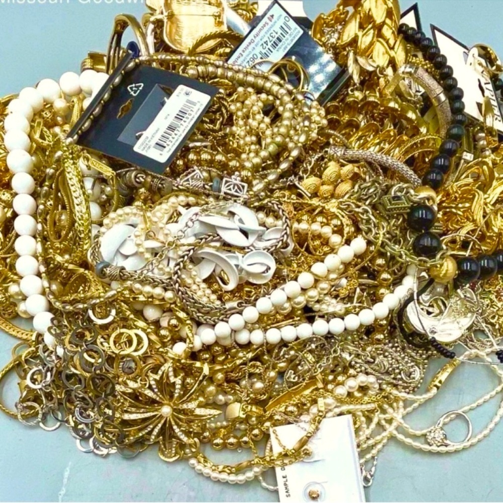 ⚜️3 LB Gold Silver tone Jewelry Extravaganza Lot| Vintage Mod Statement Bulk ⚜️ - Picture 6 of 8